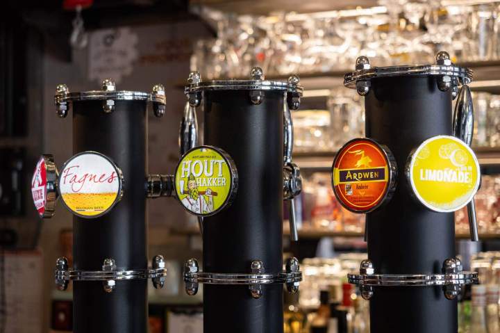 Savourer des mets frais et des boissons raffinés dans notre établissement.